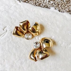 Vintage Gold flower pierced earrings w/ rhinestone